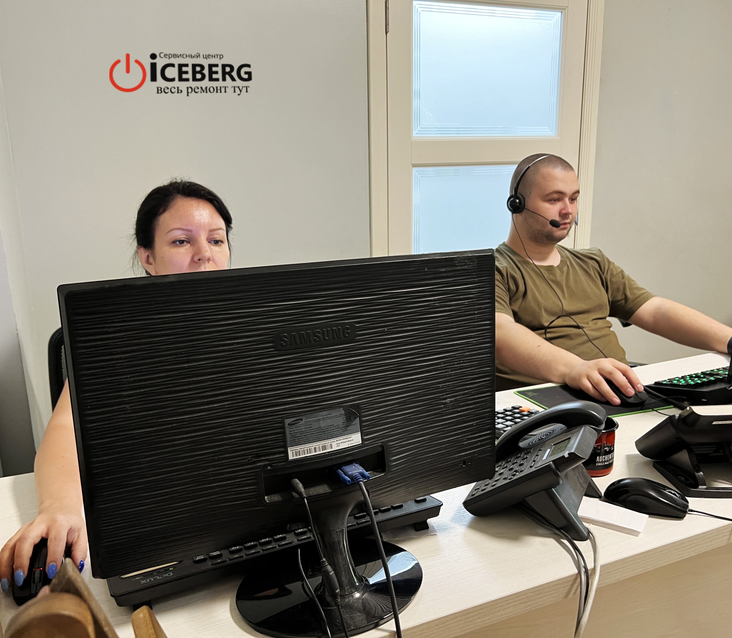Сотрудники отдела контроля качества сервисного центра Iceberg