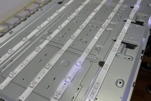 Мастер производит ремонт подсветки телевизора в сервис центре ICEBERG
