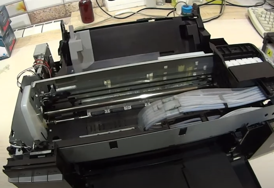 Мастер приступил к замене головке печати принтера в ICEBERG