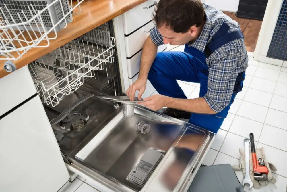 мастер проводит тестирование посудомоечной машины
