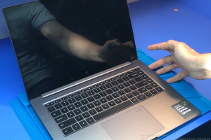 Мастер приступил к ремонту ноутбука Xiaomi в сервис центре ICEBERG